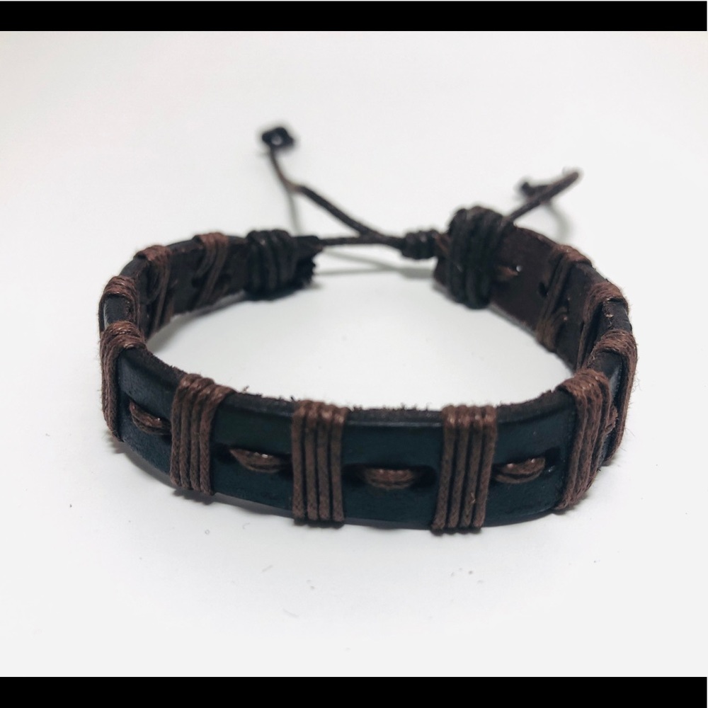 Adjustable leather bracelet
